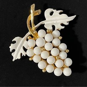 🍇 Beautiful White Vintage Grapes Brooch